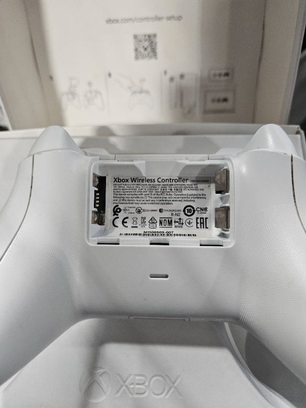Photo 1 of ** NO BATTERY**
Xbox Wireless Gaming Controller (2025) – Robot White – Play on Xbox, Windows, Android, iOS, FireTV Sticks, Smart TVs, VR Headsets