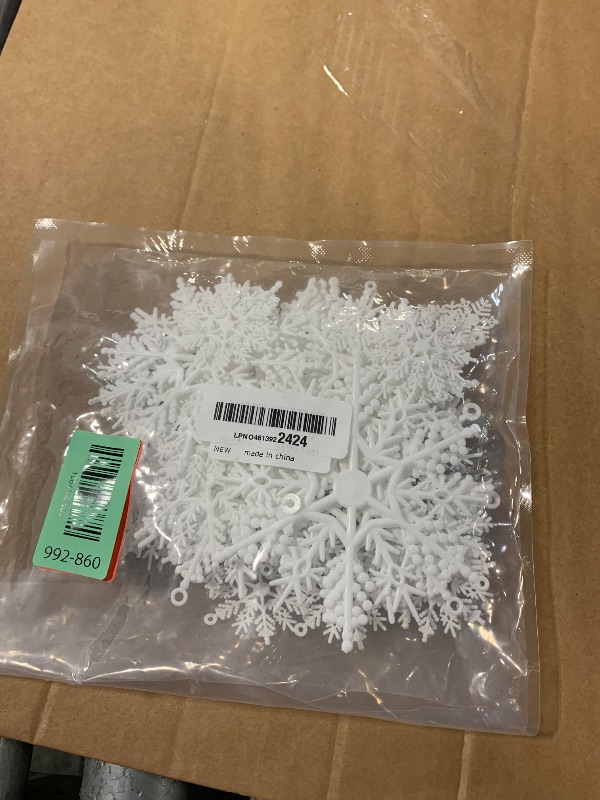 Photo 1 of 110 Pieces Tmflexe Plastic White Snowflakes Ornaments for Christmas Decoration 6 Size DIY Art Crafts Christmas Decoration Ornaments Assorted Sizes