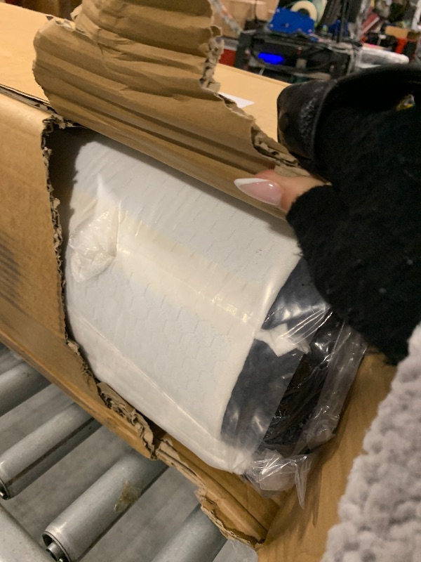 Photo 1 of *****FACTORY SEALED / NO RETURN ******* Roxzo Folding Mattress Queen Size,6 inch Tri-fold Memory Foam Mattress Topper with Washable Cover, Non-Slip Bottom Guest Bed Queen Size, 78" x 58" x 6"