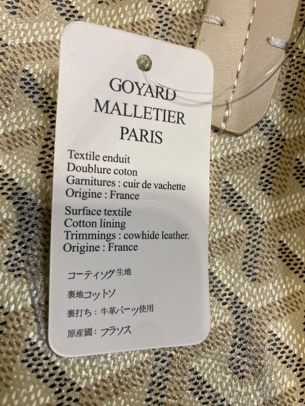 Photo 1 of ** IMITATION *** Goyard
Pre-loved White Goyardine