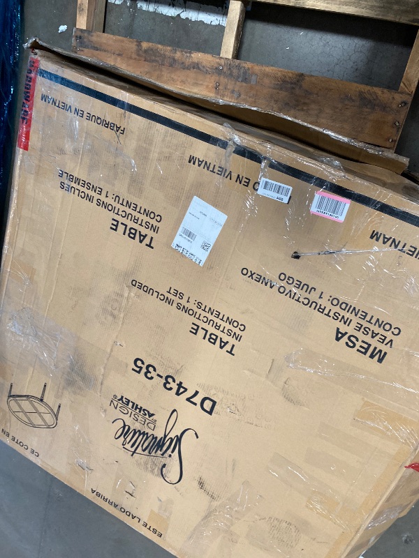 Photo 1 of ****Missing Leaf****
Signature Design by Ashley Realyn Oval Dining Room Extension Table, Seats 6, Antiqued 2-tone Finish, Wood, Distressed White