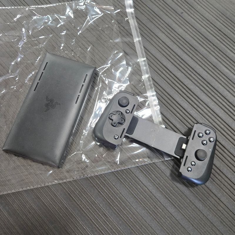 Photo 1 of *Locked* 
Razer Edge Gaming Tablet and Kishi V2 Pro Controller