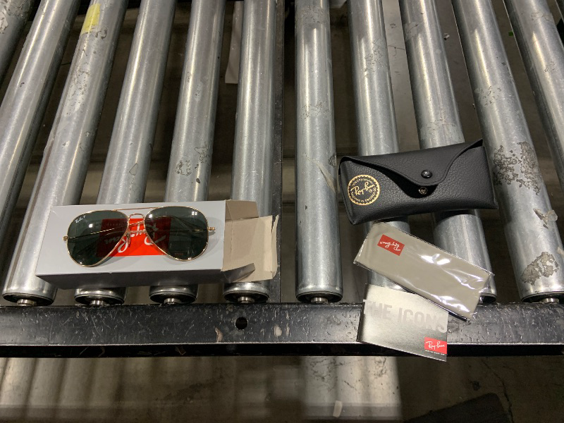 Photo 1 of LENS IS CRACKED ON RIGHT EYE -------------------------------------Ray-Ban Unisex RB3025 Classic Polarized Aviator Sunglasses, Gold/Green Polarized, 58 mm