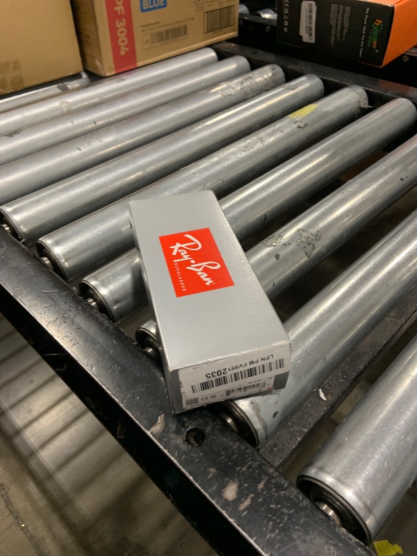 Photo 1 of LENS IS CRACKED ON RIGHT EYE -------------------------------------Ray-Ban Unisex RB3025 Classic Polarized Aviator Sunglasses, Gold/Green Polarized, 58 mm