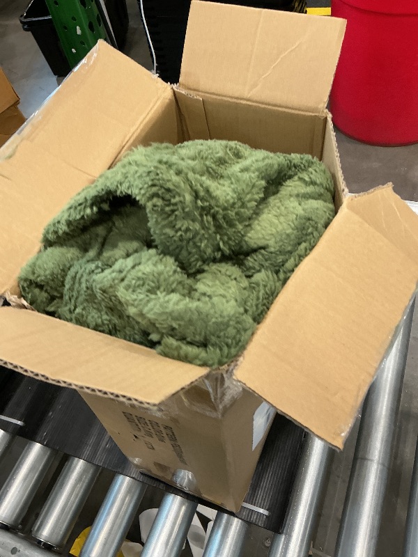 Photo 1 of *Missing Parts*
Chezmoi Collection Extra Soft Fleece Sheet Set California King, Microplush Non-Pilling Velvety Bed Sheet, Deep Pocket - Lightweight All Season Warmth, California King, Olive Green