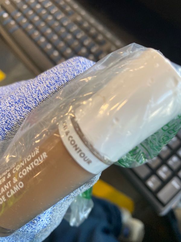 Photo 1 of *Damaged item/ Look at picture* e.l.f. Camo Liquid Bronzer & Contour, Silky Highly Pigmented Formula, Creates a Long-Lasting Bronzed Glow & Natural Look, Vegan & Cruelty-Free, 3 Light