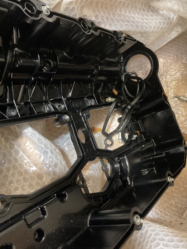 Photo 1 of **WET/ DIRT**SUMYOLA N20 Engine Valve Cover for BMW F10 F11 F25 F20 F30 F31 F33 2012-2018 528i 528i xDrive 328i 328i GT xDrive 320i X1 X3 X5 428i z4 Replaces# 11127588412 11127588418 11127625477 V208711 15186739
