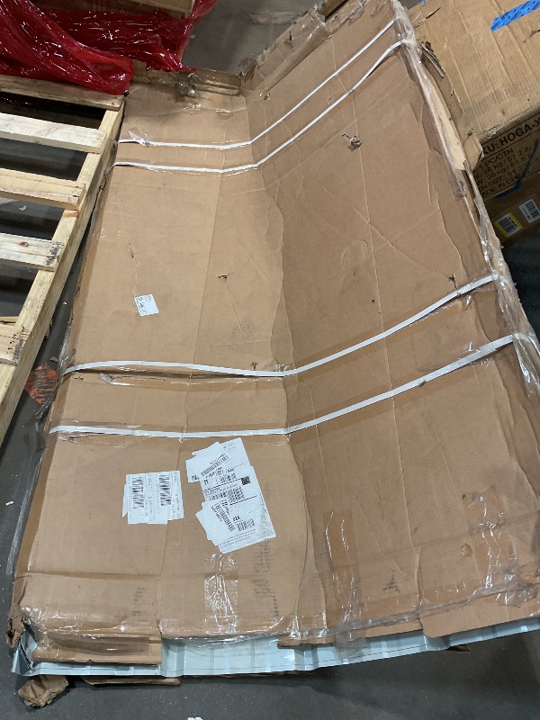 Photo 1 of **MINOR DAMAGE TO CORNERS**Metal siding 