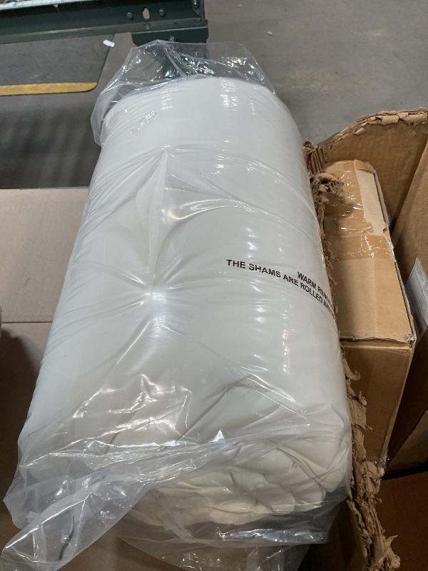 Photo 1 of ***DIRTY*** Amazon Basics All-Season Down-Alternative 3-Piece Comforter Bedding Set, Warm Soft Lightweight Microfiber, Pinch Pleat Design with Piped Edges, King, Cream