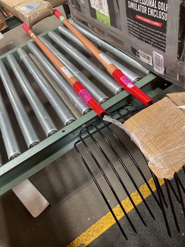 Photo 1 of ***BENT TEETH** Truper 54-Inch Handle 30331 Tru Tough Manure/Bedding Fork, 10-Tine, Long Hand