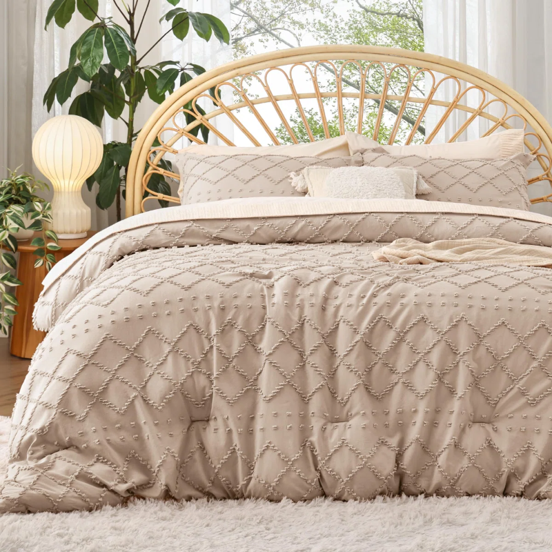 Photo 1 of ***picture for reference only, look through pictures for actual item 
Tam comforter set