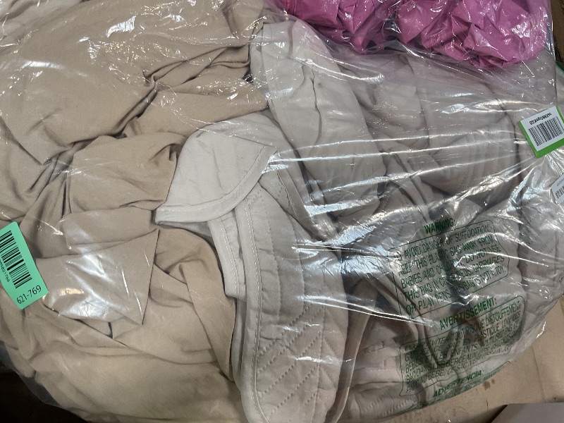 Photo 1 of ***picture for reference only, look through pictures for actual item 
Tam comforter set