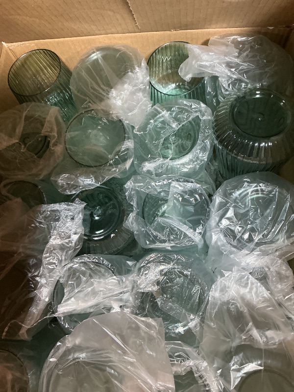 Photo 1 of ****MANY BROKEN****Lueumxc 40 Pack Plastic Ribbed Wine Glasses, 14Oz Origami Disposable Wine Glasses Unbreakable Clear Plastic Cocktail Glasses Recyclable Shatterproof Reusable Wine Cups (14oz-green-40pack)