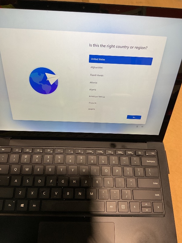 Photo 1 of * COMES WITH 2 CHARGING CORDS * Microsoft Surface Laptop 4 for Business - 13.5'', Matte Black (Metal), Intel Core i7, 16GB RAM, 256GB SSD, Fren