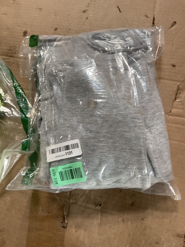 Photo 1 of ****DIRTY & STAINED**** Reebok Men’s Finisher Hoodie, Standard Fit, Midweight Cotton-Poly Fleece Fabric, Grey Heather, Small