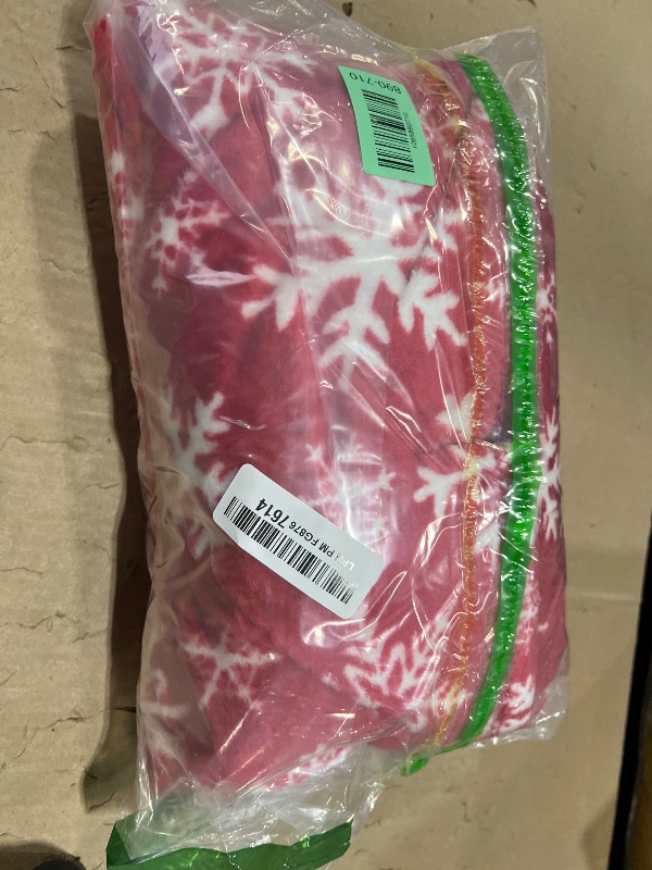 Photo 1 of PAVILIA Christmas Throw Blanket | Red Snowflake Christmas Fleece Blanket | Soft, Plush, Warm Winter Cabin Throw, Twin 60x80 (Red/White Snowflake)