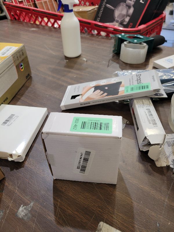 Photo 1 of 1 Pcs Pop Up Sticky Note Dispenser Sticky Note Holder Pop Up Note Dispenser Transparent Top for 3 x 3 Inch Sticky Notes School Office Home Store Black Base Clear Top (1)