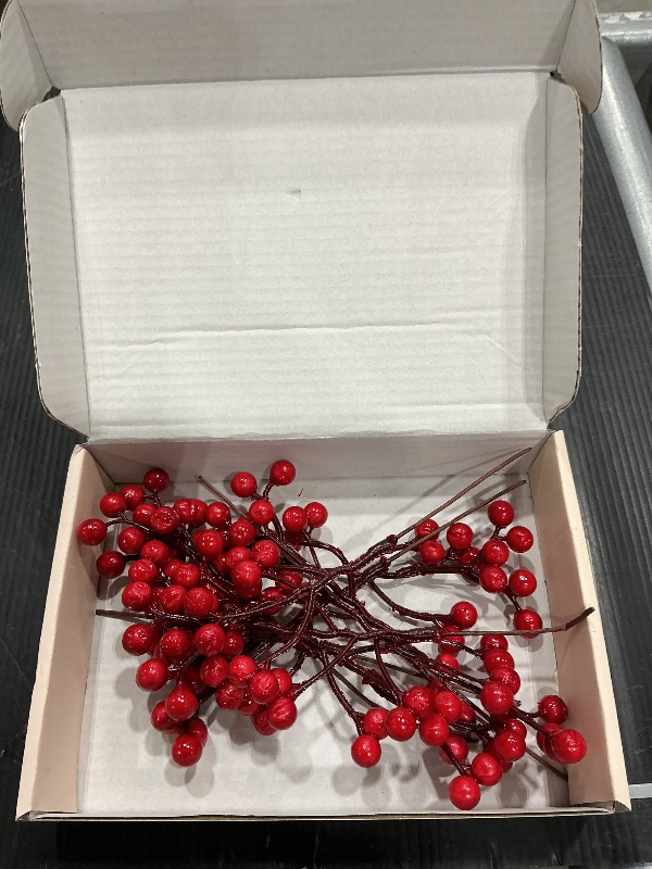 Photo 1 of **MISSING PARTS**
Fangoo 24 Pack 7 Inch Artificial Red Berry Stems for Christmas Tree Holly Berries Picks Berry Branches Xmas Decoration Wreath Crafts Wedding Gift Holiday Season Winter Decor Xmas Ornaments