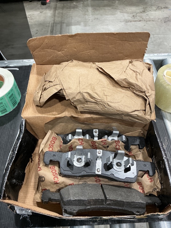 Photo 2 of BOSCH BC934 QuietCast Premium Ceramic Disc Brake Pad Set - Compatible with Select Ford Expedition; Lincoln Navigator; FRONT