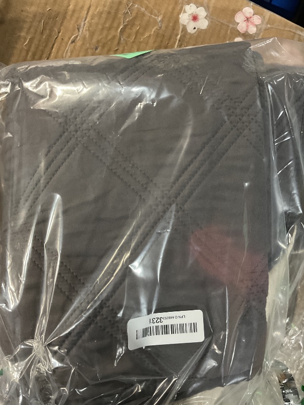 Photo 1 of ***DAMAGED - SEE NOTES/PICTURES***
Ameritex Waterproof Dog Bed Cover Pet Blanket with Anti-Slip Back for Furniture Bed Couch Sofa