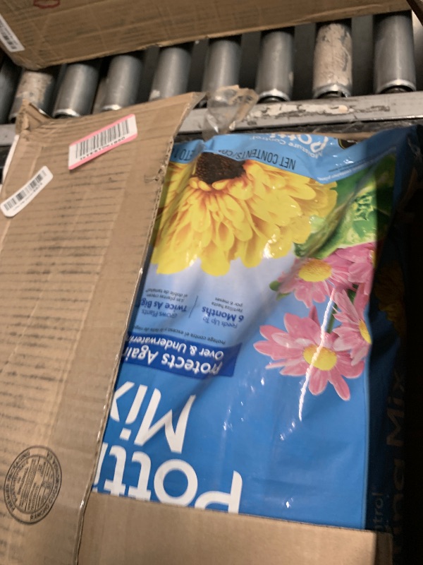 Photo 1 of **SEE NOTES** Miracle-Gro Moisture Control Potting Mix for Outdoor and Indoor Plants, 1 cu. ft. 1-pack