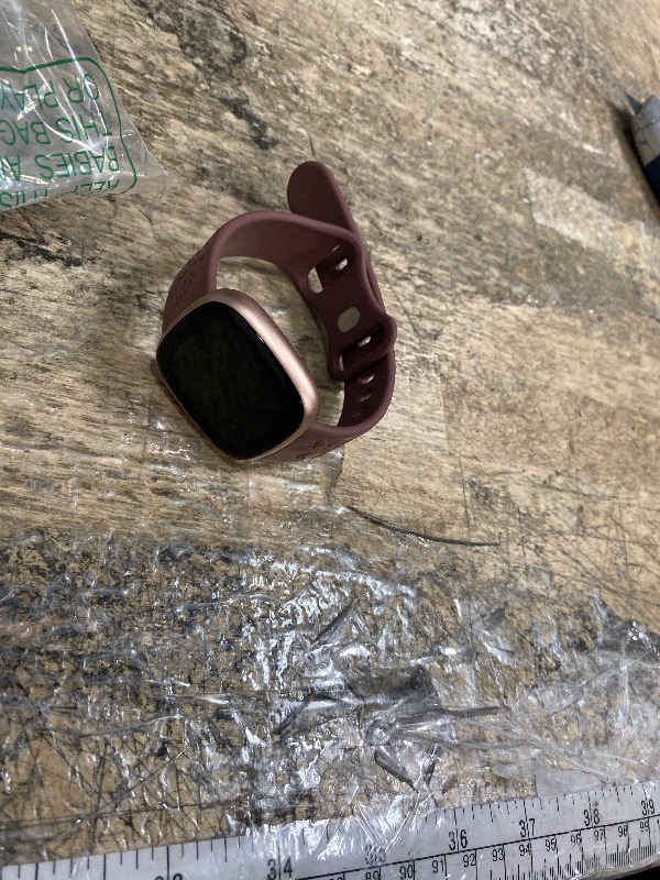 Photo 1 of **UNABLE TO TESTE, NO CHARGER**Fitbit Versa 4 Fitness Smartwatch with Daily Readiness, GPS, 24/7 Heart Rate, 40+ Exercise Modes, Sleep Tracking and More, Pink Sand/Copper Rose, One Size (S & L Bands Included) (Renewed)