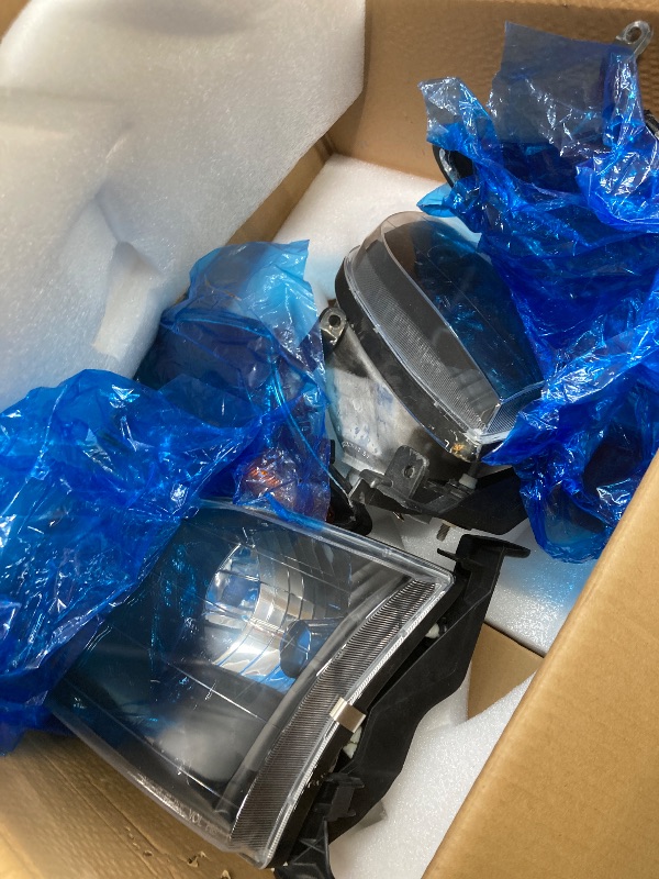 Photo 1 of *PARTS ONLY?SELLING AS IS* *Light broken* AUTOSAVER88 Headlight Assembly Compatible with 2000 2001 2002 2003 2004 Tundra Regular Cab/Access Cab Pickup Headlamp Replacement Black Housing Amber Reflector Clear Lens (Not Fit Crew Cab)