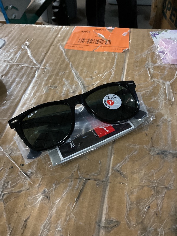 Photo 1 of (major use) Ray-Ban Unisex-Adult Square Sunglasses Black Frame Green Lens Medium