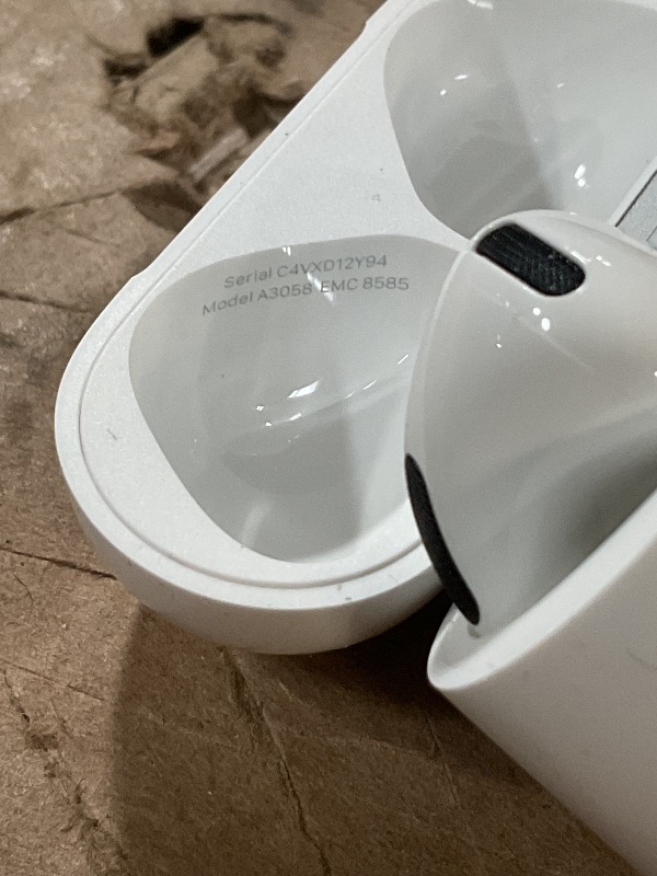 Photo 1 of ******** does not come with right AirPod*******
Apple AirPods 4 Wireless Earbuds, Bluetooth Headphones, Personalized Spatial Audio, Sweat and Water Resistant, USB-C Charging Case, H2 Chip, Up to 30 Hours of Battery Life, Effortless Setup for iPhone