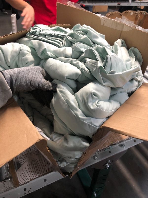 Photo 1 of **	It’s missing a pillow case**
Love's cabin Queen Comforter Set Aqua, 7 Pieces Queen Bed in a Bag, All Season Bedding Sets with 1 Comforter, 1 Flat Sheet, 1 Fitted Sheet, 2 Pillowcase and 2 Pillow Sham