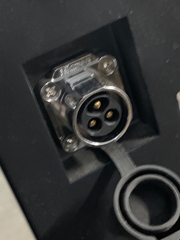 Photo 1 of ***MISSING A CORD***
55'' Outdoor Portable Digital Signage Display, 2000 Nits Brightness, IP65 Waterproof, Android 14 (RK3568S, 4+32G), 60000mAh Battery, App Remote Control, Commercial Advertising Screen