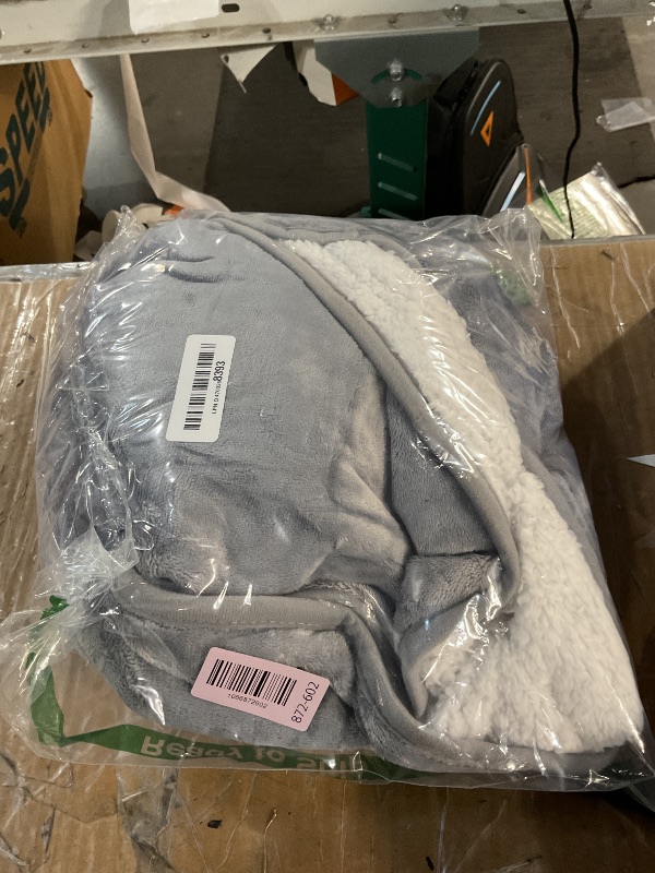 Photo 1 of ***(HEAVILY USED/ MINOR DAMAGE)***OIPUNSHLE Heated Wearable Shawl 33x59 Inch, 6 Heating Levels & 5 Timer Settings, Soft Sherpa to Fleece, UL Certified with Auto Shut Off, Machine Washable Gift for Christmas Home Office (Gray)