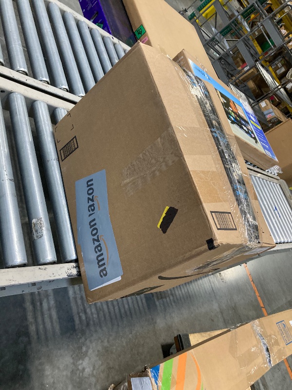 Photo 1 of ******PARTIAL SET OF 24 PLATES********Pesonlook 100Pcs White Charger Plates Round 13inch, Reef Plate Chargers for Dinner, Bulk Plastic Floral Table Charger Plates for Dinner Wedding Party Event Table Setting Decoration(White)