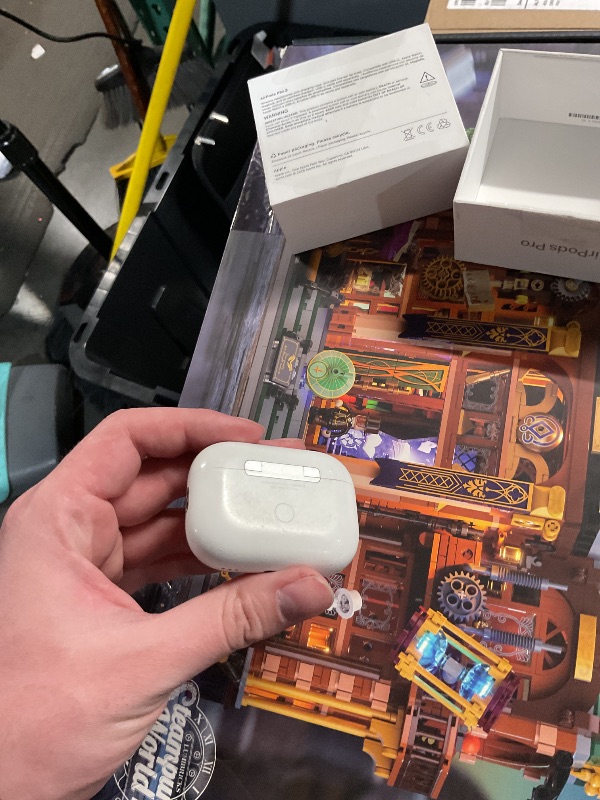 Photo 1 of ****************MISSING THE RIGHT HEADPHONE*************
Apple AirPods Pro 3 Wireless Earbuds, Active Noise Cancellation, Live Translation, Heart Rate Sensing,Hearing Aid Feature,Bluetooth Headphones,Spatial Audio, High-Fidelity Sound, USB-C Charging, Whi