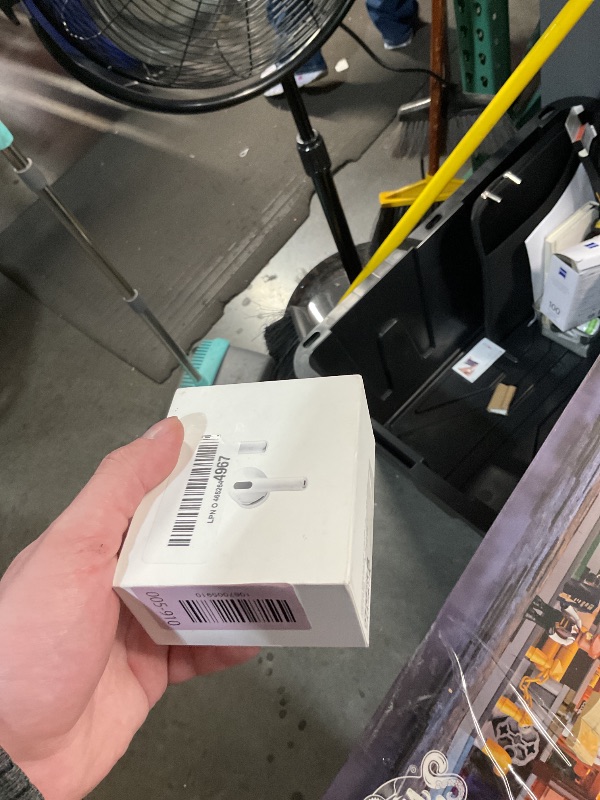 Photo 1 of ****************MISSING THE RIGHT HEADPHONE*************
Apple AirPods Pro 3 Wireless Earbuds, Active Noise Cancellation, Live Translation, Heart Rate Sensing,Hearing Aid Feature,Bluetooth Headphones,Spatial Audio, High-Fidelity Sound, USB-C Charging, Whi