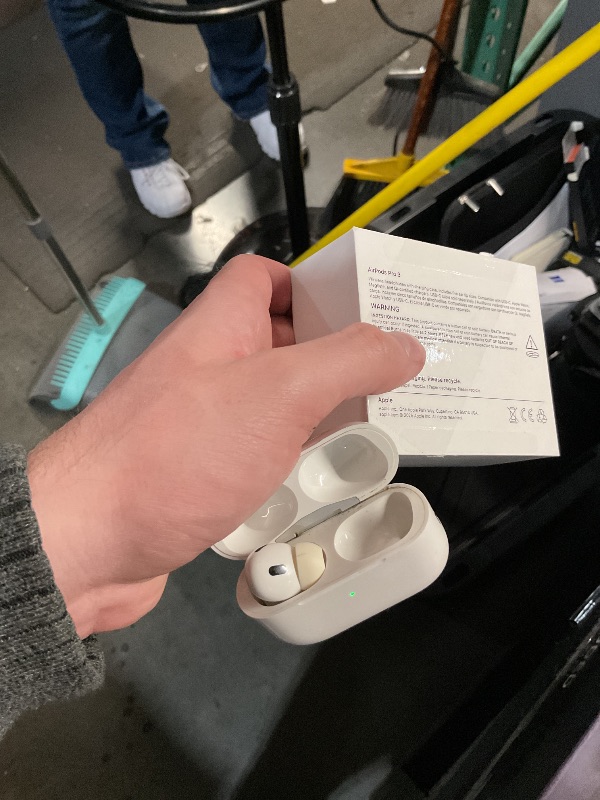 Photo 1 of ****************MISSING THE RIGHT HEADPHONE*************
Apple AirPods Pro 3 Wireless Earbuds, Active Noise Cancellation, Live Translation, Heart Rate Sensing,Hearing Aid Feature,Bluetooth Headphones,Spatial Audio, High-Fidelity Sound, USB-C Charging, Whi