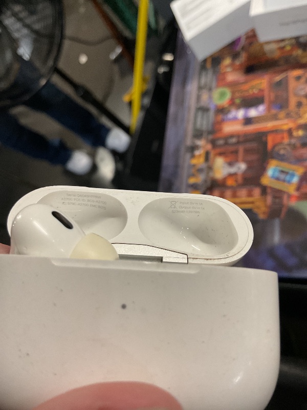 Photo 1 of ****************MISSING THE RIGHT HEADPHONE*************
Apple AirPods Pro 3 Wireless Earbuds, Active Noise Cancellation, Live Translation, Heart Rate Sensing,Hearing Aid Feature,Bluetooth Headphones,Spatial Audio, High-Fidelity Sound, USB-C Charging, Whi