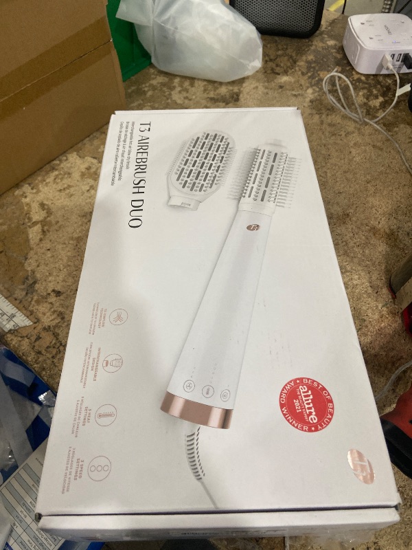 Photo 1 of "T3 AireBrush Duo Interchangeable Hot Air Blow Dry Brush with Two Attachments  Includes 15 Heat and Speed Combinations, T3 IonFlow Technology, Volume Booster Switch, Lock-in Cool Shot"