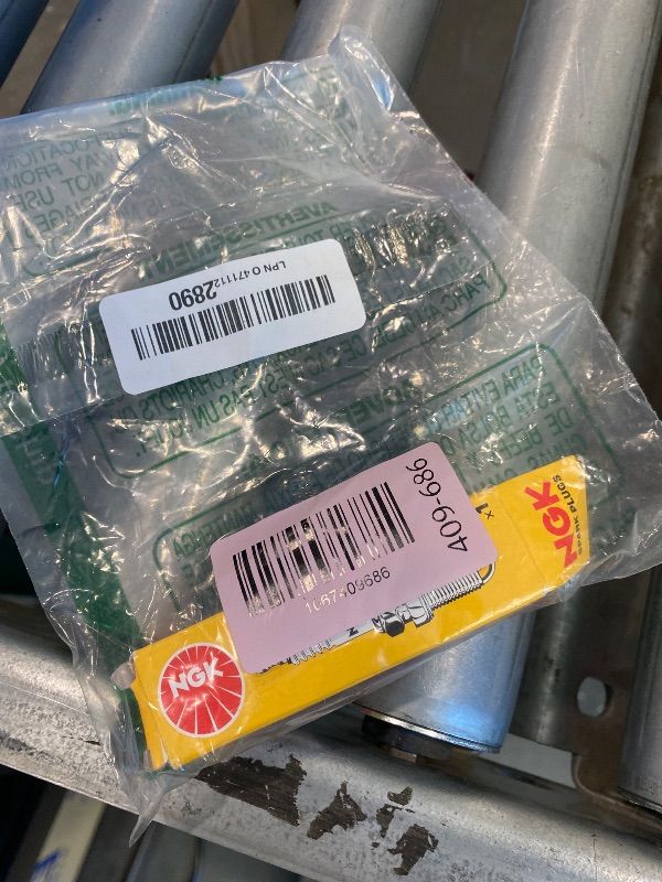 Photo 1 of *MINOR DAMAGE - USED*
NGK (7223) CR7HS Standard Spark Plug, Pack of 1