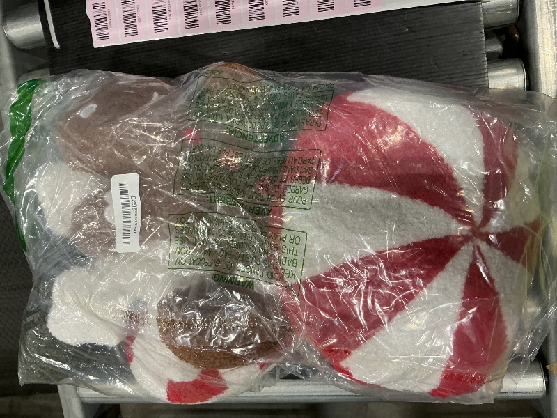 Photo 1 of Memorywuu 5 Pcs Christmas Throw Pillows Xmas Tree Gingerbread Man Snowflake Pillow Stripe Candy Cane Peppermint Shape Cushion Stuffed Christmas Decoration for Home Sofa Bed Couch Party (Classic Color)