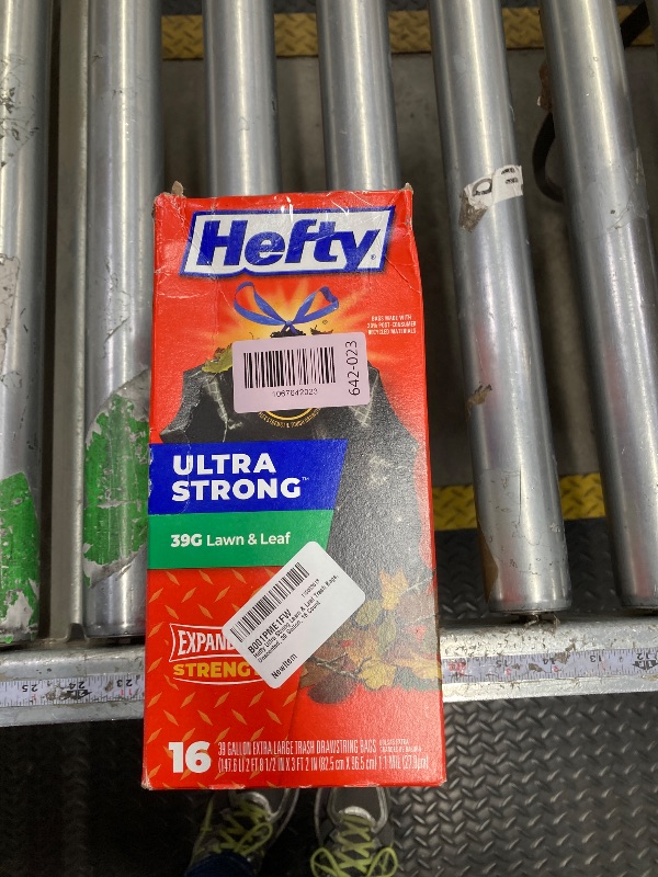 Photo 1 of **DAMAGED BOX**Hefty Ultra Strong Lawn & Leaf Trash Bags, Unscented, 39 Gallon, 16 Count