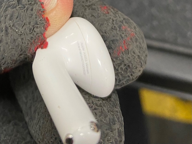 Photo 1 of ***Missing right side*****Apple AirPods 4 Wireless Earbuds, Bluetooth Headphones, Personalized Spatial Audio, Sweat and Water Resistant, USB-C Charging Case, H2 Chip, Up to 30 Hours of Battery Life, Effortless Setup for iPhone