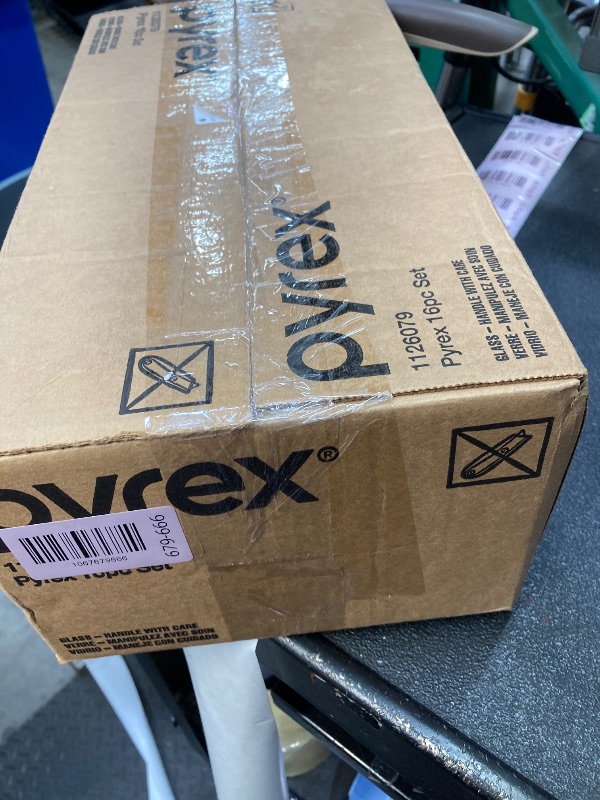 Photo 1 of **MISSING LID/NOT IN ORIGINAL BOX**Pyrex Simply Store Glass Food Storage Container, Snug Fit Non-Toxic Plastic BPA-Free Lids, Freezer Dishwasher Microwave Safe, 4 Cup   EST VALUE 7.01