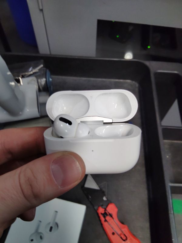 Photo 1 of ***MISSING ONE EARBUD***
Apple AirPods Pro 3 Wireless Earbuds, Active Noise Cancellation, Live Translation, Heart Rate Sensing, Hearing Aid Feature, Bluetooth Headphones, Spatial Audio, High-Fidelity Sound, USB-C Charging