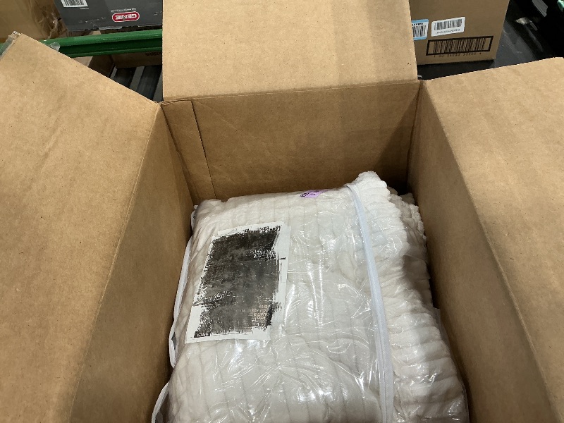 Photo 1 of *USED*
Awjcsv Couch Cover for Dogs Washable, Fuzzy Pet Couch Covers for 3 Cushion Sofa Pet Friendly, Non Slip Sofa Cover (White, 27.6" x 82.7"/70 x 210cm)