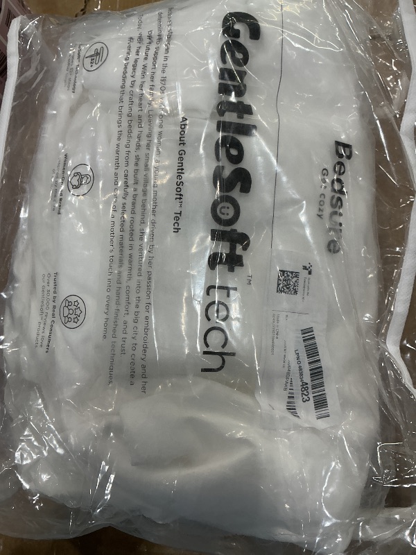 Photo 1 of *MISSING PARTS*
Bedsure Duvet Cover Oversized Queen Size - Soft Double Brushed Bedding Set for Kids & Adults, Zipper Closure, 3 Pieces, Includes 1 Duvet Cover (98"x98") & 2 Pillow Shams, NO Comforter, White