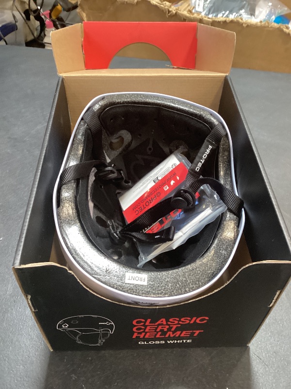 Photo 1 of Classic cert helmet gloss white