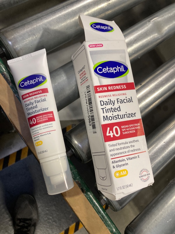 Photo 1 of CETAPHIL Redness Relieving Daily Facial Moisturizer SPF 40, 1.7 fl oz, Broad spectrum Sunscreen, Neutral Tint, For Redness-Prone Skin