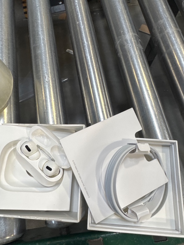 Photo 1 of Apple AirPods Pro 1 (MWP22AM/a) White
