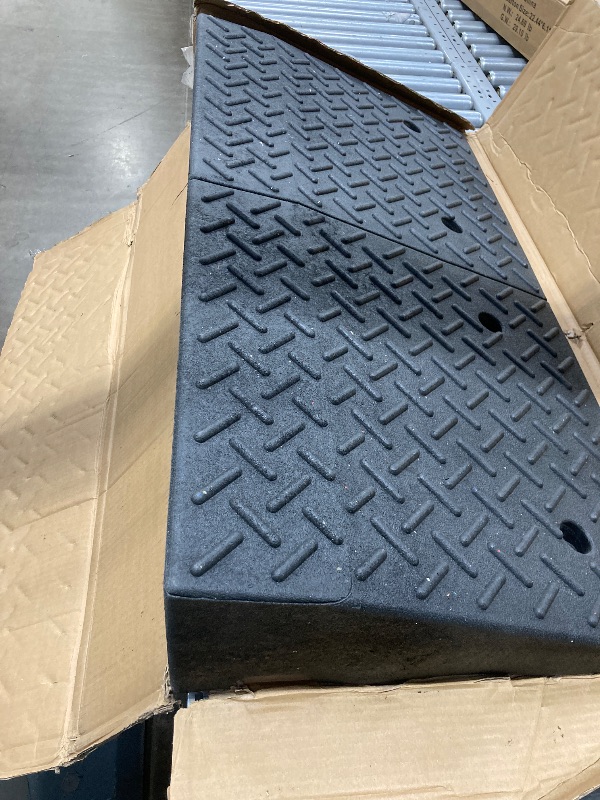 Photo 1 of ***ONLY ONE***DNA Motoring 1pc 6.9" Rise Rubber Curb Ramp Heavy Duty Loading Driveway Ramp Threshold Ramp 39" L x 19.5" W x 6.9" H for Loading Dock, Warehouse, Motorcycles, Cars, TOOLS-00653X2